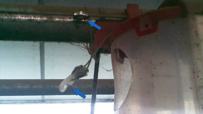 El cable general tiene un anclaje que hace de tope. El dosificador tiene un gancho que se sujeta al cable mediante un gancho que permite desconectarlo fácilmente.