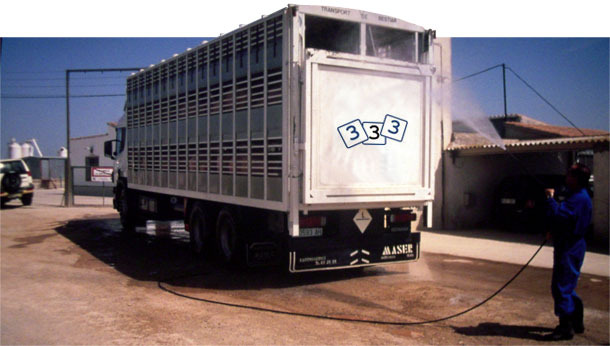 Desinfecci&oacute;n de un cami&oacute;n