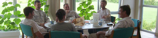 Reuni&oacute;n diaria a la hora del almuerzo para hablar de lo que tenemos hoy en la granja