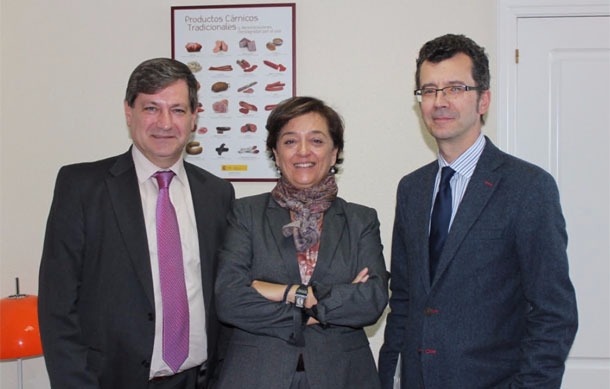 Juan Carlos Tejero, Presidente del Grupo de Jamoneros de ANICE; Esperanza Orellana, Subdirectora General de Promoci&oacute;n Alimentaria del MAPAMA, y Javier Mat&eacute;, Subdirector General de Calidad Diferenciada y Agricultura Ecol&oacute;gica del MAPAMA.
