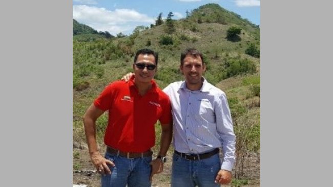 Dr. Jun Punzalan socio Filipino y CEO de Plaridel Products y Mr.Jordi Coletas representante de Semen Cardona