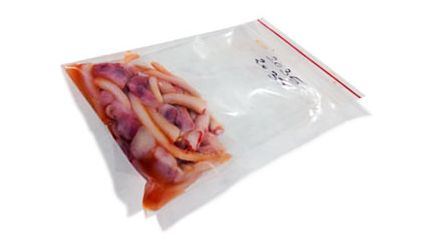 Colas y test&iacute;culos en una bolsa Ziplock
