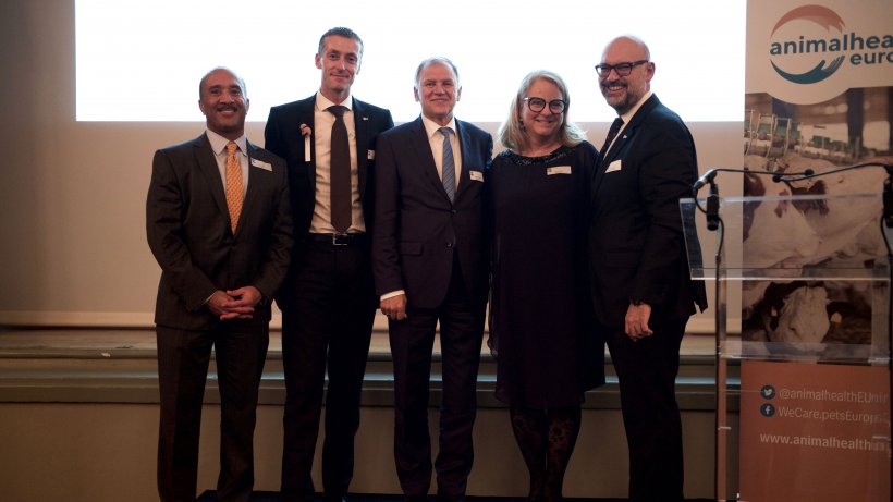 De izquierda a derecha, Clint Lewis (Tesorero AhE), Wijnand de Bruijn (Presidente AhE), Vylenis Andiukaitis (Comisario de Salud y Seguridad Alimentaria),&nbsp;Roxane Feller (Secretaria General AhE) y Santiago de Andr&eacute;s (Vicepresidente AhE).
