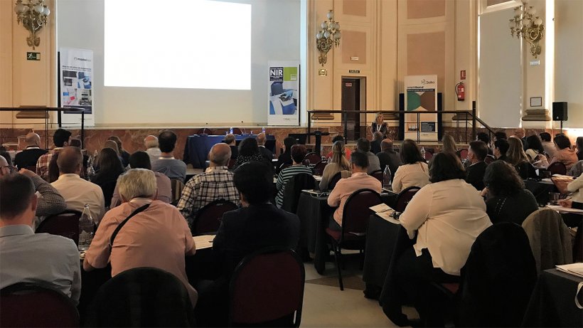 Dolores P&eacute;rez, catedr&aacute;tica en la Escuela T&eacute;cnica Superior de Ingenier&iacute;a Agron&oacute;mica y de Montes (ETSIAM) de la Universidad de C&oacute;rdoba, cubri&oacute; el tema de la &ldquo;Innovaci&oacute;n con sensores NIR en el sector agroindustrial&rdquo;
