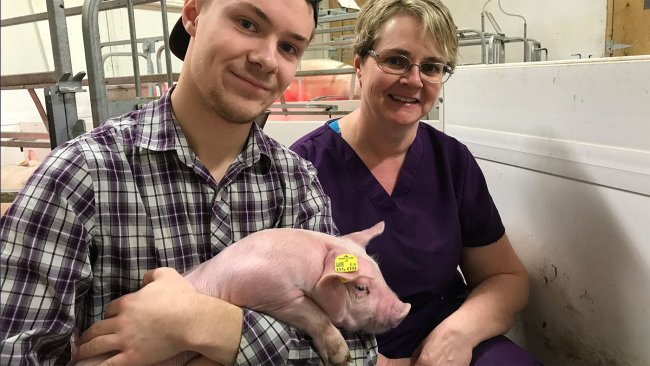 Eric Penner y Cathy Penner de Calvern Farms con el cerdo número 40 millones en Pigbase