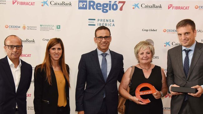 Maria Àngel con el premio junto a directivos de CaixaBank. Fuente: Salvador Redó/Regió7.