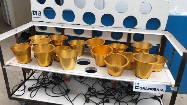 Foto 1: Carro diseñado para el secado y almacenamiento de lámparas de calor de parideras (foto cortesía de Grangenia)