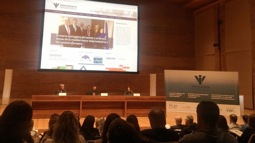 Juan Carlos Castillejo, presidente de VeterIndustria y director general de MSD Animal Health en Espa&ntilde;a y Portugal, en la inauguraci&oacute;n del XII F&oacute;rum T&eacute;cnico de Veterindustria junto a Consuelo Rubio, Jefe del Departamento de Medicamentos Veterinario, AEMPS, y Rogelio Cuair&aacute;n Benito, director general Feria de Zaragoza.
