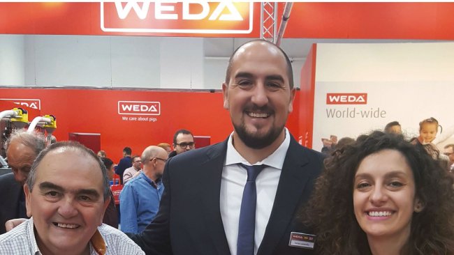 Lucas (centro) y Melina Lasorella (derecha) del socio argentino de WEDA Porlaso.