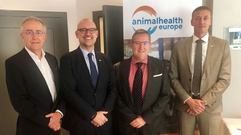 De izquierda a derecha:

- Hans-Guenther Dittrich (MSD Animal Health), Vicepresidente.

- Santiago de Andr&eacute;s (Veterindustria),&nbsp; Vicepresidente

- Dominique Derveaux (Vetoquinol), Tesorero

- Wijnand de Bruijn (Dopharma), Presidente
