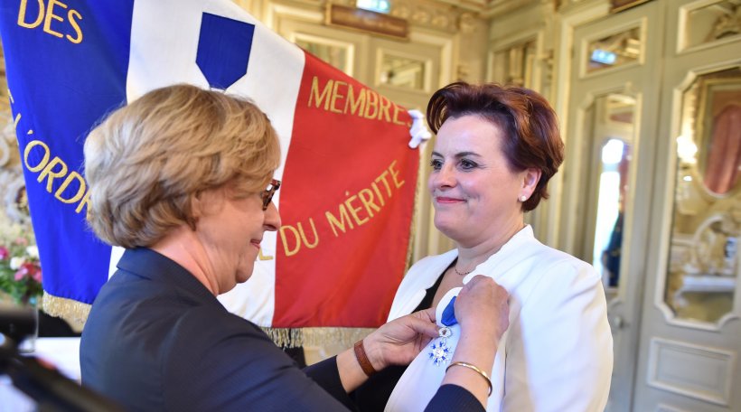 Entrega de la Orden Nacional al M&eacute;rito a Anne Marie Qu&eacute;m&eacute;ner, de manos de la prefecta de Breta&ntilde;a. Rennes, viernes 14 de junio de 2019.
