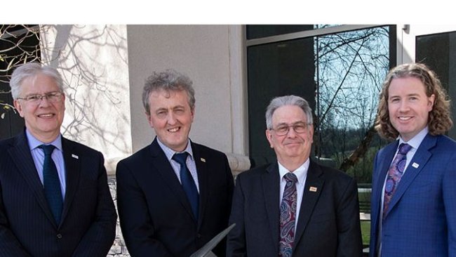 De izquierda a derecha: Dr. Ronan Power, Dr. Richard Murphy, Dr. Karl Dawson y Dr. Mark Lyons. El Dr. Power ha sido nombrado director científico de Alltech tras la jubilación del Dr. Dawson el 28 de junio.