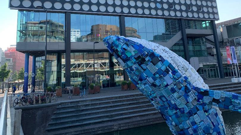 &quot;La ballena&quot; una instalaci&oacute;n hecha con 5 toneladas de residuos plasticos recogidos en las playas de Hawai que se pudo ver delante del TivoliVredenburg, en Utrech.
