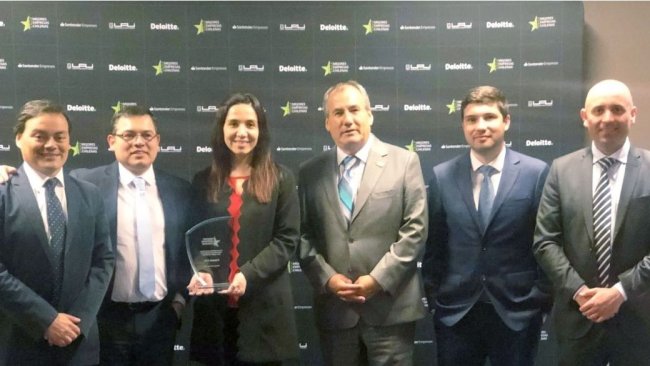 Coexca S.A. fue elegida como una de las “Mejores Empresas Chilenas 2019”. En la Imagen de izquierda a derecha: Antonio Valdivia, Gerente de Empresas Regiones de Banco Santander; Maximiliano Gallegos, Gerente de Administración y Finanzas, Coexca S.A.; Yeimi Alarcón, Subgerente de Desarrollo de Personas y Ambiente Laboral, Coexca S.A.; Jorge Serra, socio de Deloitte; Raúl Zamora, Subgerente de Administración y Finanzas, Agrícola Coexca S.A.; César Rodríguez, Gerente de Procesos, Coexca S.A.