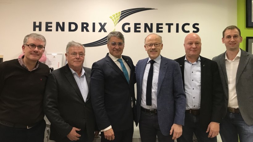 (De izquierda a derecha) Jos&eacute; &Aacute;ngel Pedrido, Director de Servicio al Cliente Porcino, Hendrix Genetics; Friedrich Hazenfu&szlig;, Director IA, BHZP; Nicol&aacute;s &Aacute;lvarez Hoggan, Director General CE &amp; SE Europa Porcinco, Hendrix Genetics; Dr. Conrad Welp, Director General de BHZP; Jeroen van de Camp, Director de Operaciones y Servicios Globales de porcicultura de Hendrix Genetics; Daniel Stegen, Director de Ventas, BHZP
