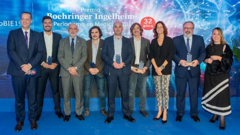 Los ganadores de la 32&ordf; edici&oacute;n del Premio Boehringer Ingelheim al Periodismo en Medicina junto a Peter Ploeger, director general de Boehringer Ingelheim Espa&ntilde;a, Rodrigo Guti&eacute;rrez, director general de Ordenaci&oacute;n Profesional del Ministerio de Sanidad y Consumo y B&aacute;rbara Fern&aacute;ndez, gerente asistencial de Atenci&oacute;n Hospitalaria de la Comunidad de Madrid
