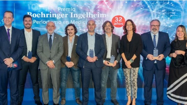 Los ganadores de la 32ª edición del Premio Boehringer Ingelheim al Periodismo en Medicina junto a Peter Ploeger, director general de Boehringer Ingelheim España, Rodrigo Gutiérrez, director general de Ordenación Profesional del Ministerio de Sanidad y Consumo y Bárbara Fernández, gerente asistencial de Atención Hospitalaria de la Comunidad de Madrid