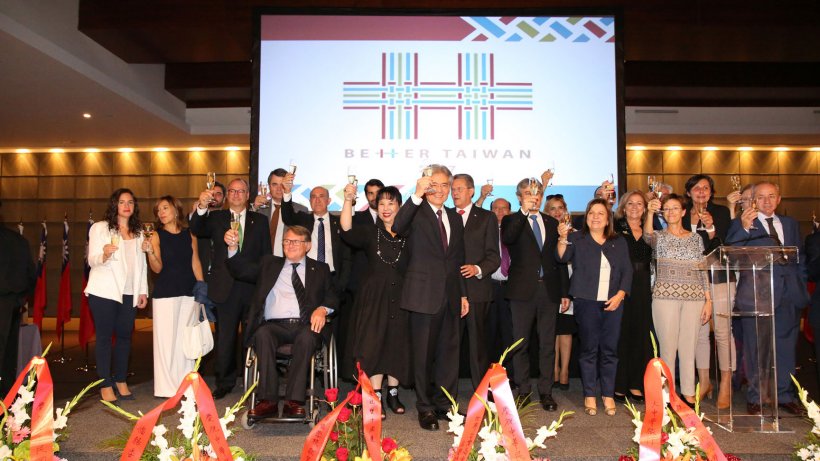 Brindis de las autoridades en la celebraci&oacute;n del 106&ordm; aniversario del D&iacute;a Nacional de la Rep&uacute;blica de China (Taiw&aacute;n)
