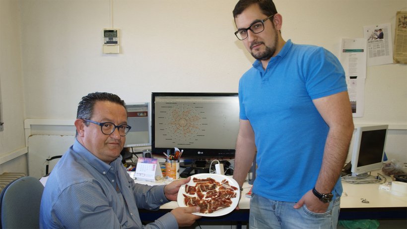 Los investigadores con un plato de jamón.