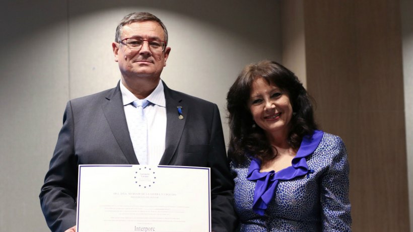 Manuel Garc&iacute;a, presidente de INTERPORC, recibe de manos de la presidenta de la AEDEEC, Myriam de la Sierra y Urquijo, la &lsquo;Medalla Europea al M&eacute;rito al Trabajo&rsquo;
