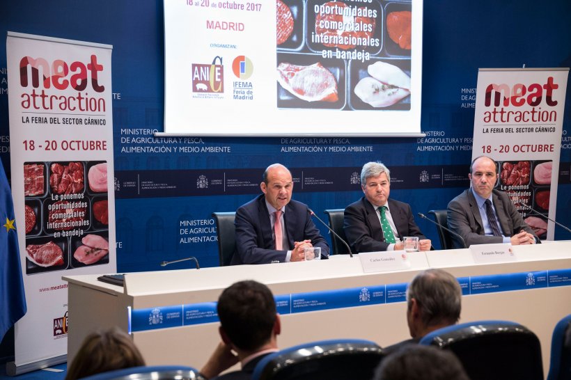 Carlos Gonz&aacute;lez, Director comercial de IFEMA; Fernando Burgaz, Director General de la Industria Alimentaria del Ministerio de Agricultura y Pesca, Alimentaci&oacute;n y Medioambiente y Carlos Serrano, Presidente de ANICE, Asociaci&oacute;n Nacional de la Industria C&aacute;rnica de Espa&ntilde;a.
