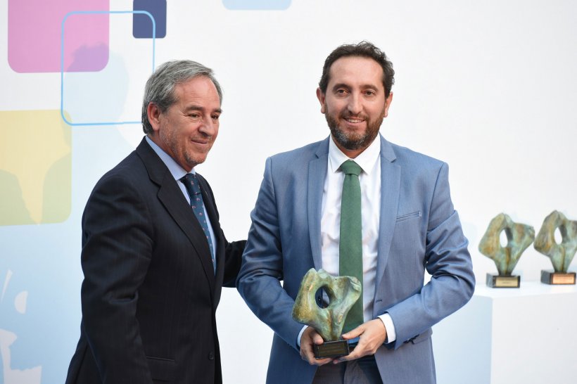 Paulino Tello&nbsp;recibe el premio Solimat de manos de Jos&eacute; Luis Garc&iacute;a Paniagua.
