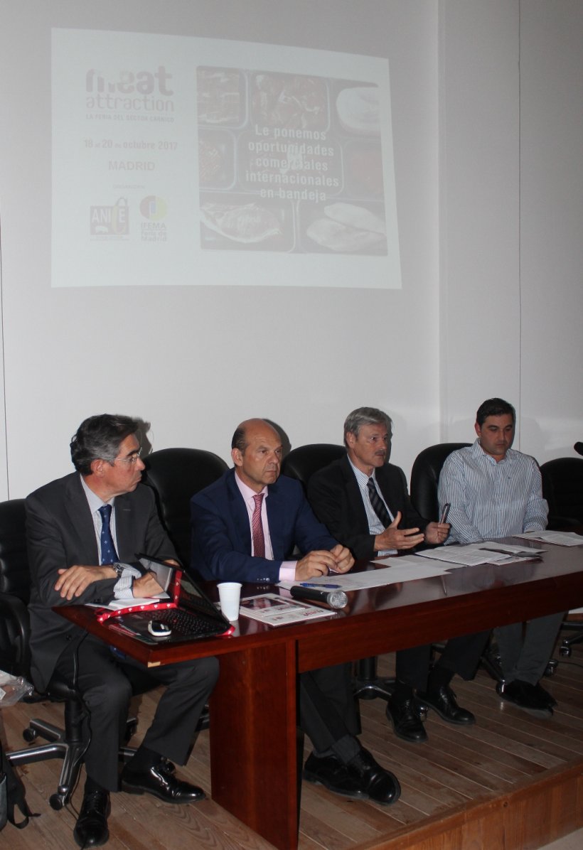 La imagen muestra un momento de la presentaci&oacute;n de MEAT ATTRACTION 2017, el pasado 30 de junio, en la Estaci&oacute;n Tecnol&oacute;gica de la Carne de Guijuelo (Salamanca). En la foto aparecen &ndash;de derecha a izquierda- Juan Pablo Ramos, Vicepresidente de la Asociaci&oacute;n de Industrias de la Carne de Guijuelo; Miguel Huerta, Secretario de la Asociaci&oacute;n Nacional de Industrias de la Carne, ANICE; Carlos Gonz&aacute;lez Garc&iacute;a de la Barga, Director Comercial de IFEMA, y &Aacute;ngel Mayo, de Santander Consumer.
