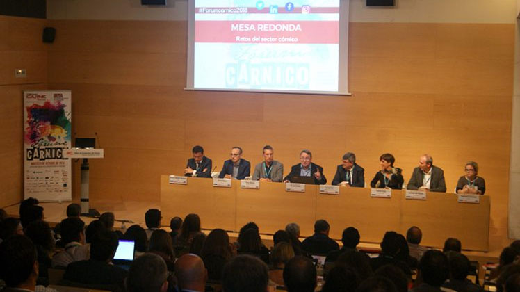 Narc&iacute;s Gr&egrave;bol (4&ordm; por la izquierda) coordina la mesa redonda (cr&eacute;dito: Interempresas Media)
