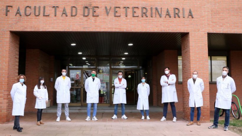 Primera: De izda. a dcha. Ana Carvajal, Clara Vega, Javier Roncero, H&eacute;ctor Puente, &Oacute;scar Menc&iacute;a, Luc&iacute;a P&eacute;rez, Samuel G&oacute;mez-Garc&iacute;a, Manuel G&oacute;mez-Garc&iacute;a y Hector Arg&uuml;ello, en la puerta principal de la Facultad de Veterinaria.
