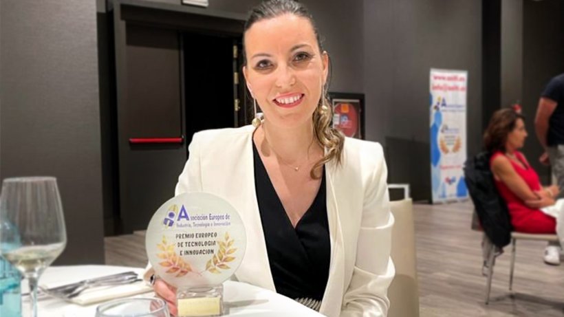 Raquel Ausejo, directora T&eacute;cnica de Magapor, con el premio europeo de Tecnolog&iacute;a e Innovaci&oacute;n.
