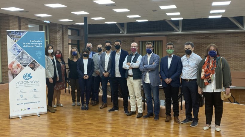 Foto grupal de los PORCINNOVAdores junto a la representaci&oacute;n de los promotores de Porcinnova
