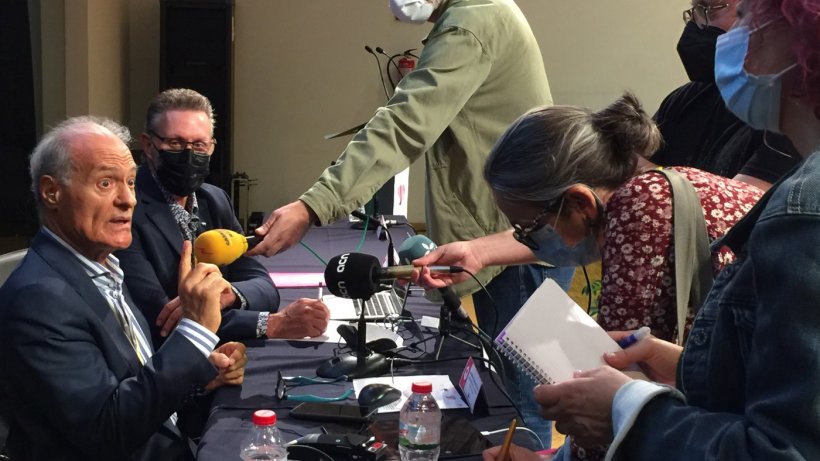 Jos&eacute; Manuel S&aacute;nchez Vizcaino y Jaume Bernis, responsable porcino COAG, atienden a prensa durante taller.
