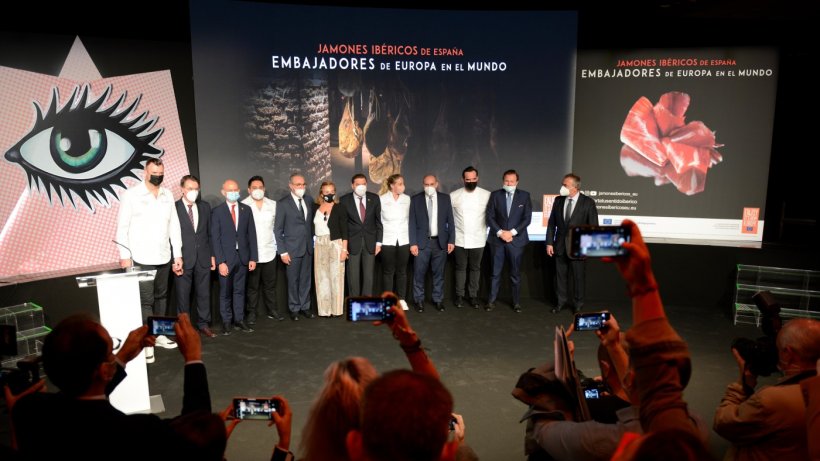 Luis Planas, Jos&eacute; Miguel Herrero, Antonio Prieto y chefs embajadores en la presentaci&oacute;n del proyecto internacional en Madrid
