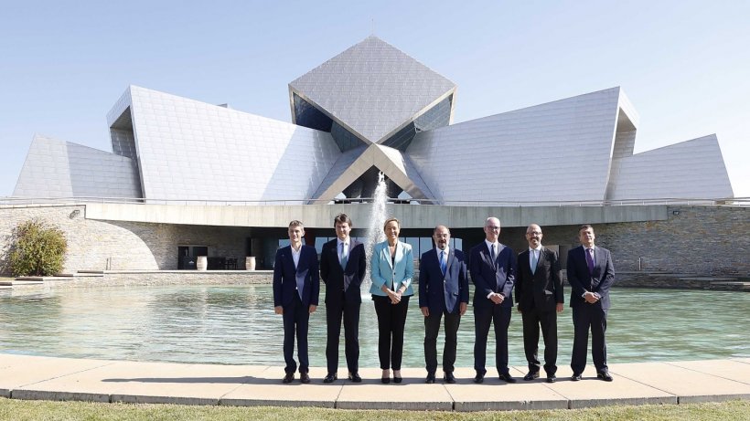 Xavier Roca (director general de Càrniques Celrà y Olot Meats), Juan López-Belmonte (presidente y consejero delegado de Laboratorios Farmacéuticos ROVI), Marta Gastón (consejera de Economía de Aragón),  Javier Lambán (presidente de Aragón), Jorge Costa (CEO Grupo Costa), Iván López-Belmonte (vicepresidente y director de desarrollo corporativo Laboratorios Farmacéuticos ROVI) y Guillermo Franco (director del proyecto).