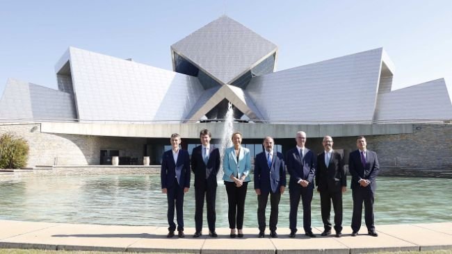 Xavier Roca (director general de Càrniques Celrà y Olot Meats), Juan López-Belmonte (presidente y consejero delegado de Laboratorios Farmacéuticos ROVI), Marta Gastón (consejera de Economía de Aragón), Javier Lambán (presidente de Aragón), Jorge Costa (CEO Grupo Costa), Iván López-Belmonte (vicepresidente y director de desarrollo corporativo Laboratorios Farmacéuticos ROVI) y Guillermo Franco (director del proyecto).