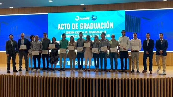 Los asistentes posan con el diploma acreditativo de la primera edición de la Escuela de Desarrollo de Responsables de Equipo del Sector Porcino impartida por ESIC.