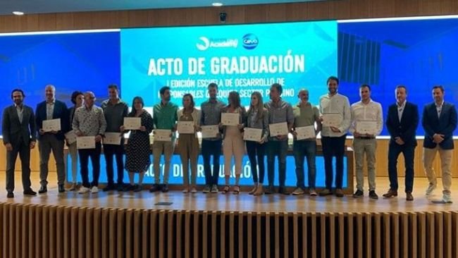 Los asistentes posan con el diploma acreditativo de la primera edición de la Escuela de Desarrollo de Responsables de Equipo del Sector Porcino impartida por ESIC.