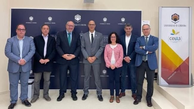 Imagen de los intervinientes en el acto de la firma del acuerdo.