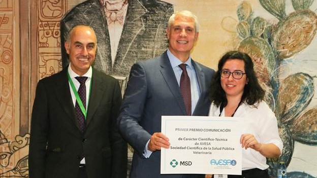 En la foto, Álvaro Mateos, presidente de AVESA; Joaquín Mateos, director Médico de MSD España y Portugal; y Alba Puente Baños, autora del estudio premiado.