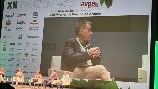 Francisco Colino, Director de Producción y Sanidad en Topigs Norsvin España, la mesa redonda "La genética que viene en 2030, ¿Estamos preparados?" del XII Congreso de la Asociación de Veterinarios de Porcino de Aragón (AVPA)