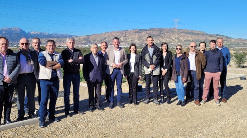 Foto de grupo de la visita al proyecto piloto.