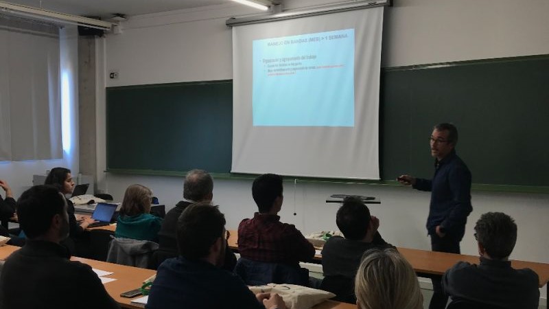 Carlos Casanovas, del Servicio Técnico de Porcino de Ceva Salud Animal, se dirige a los asistentes durante el taller.