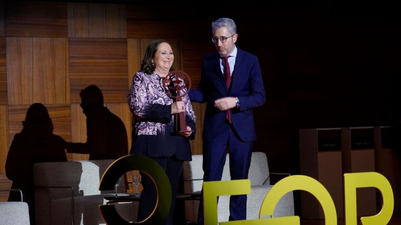 Carmen Serrano, directora de Relaciones Institucionales de C&Aacute;RNICAS SERRANO, recibe el premio de manos del conseller de Hacienda y Modelo Econ&oacute;mico y presidente del Comit&eacute; Organizador de Forinvest, Arcadi Espa&ntilde;a.
