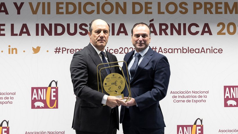 Carlos Serrano, director general de C&Aacute;RNICAS SERRANO, recibe el premio de manos de Ra&uacute;l Garc&iacute;a, CEO del Grupo Montesano.

