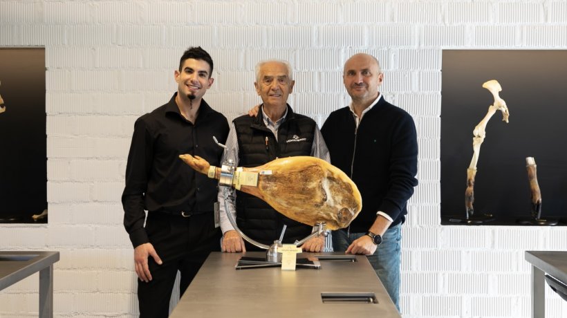 De izq. a derecha. Daniel de la Fuente Olmos (Departamento de Marketing y Comunicación de Monte Nevado), Miguel Olmos (exdirector de Monte Nevado) y Juan Vicente Olmos (director general de Monte Nevado). Tres generaciones de la familia.