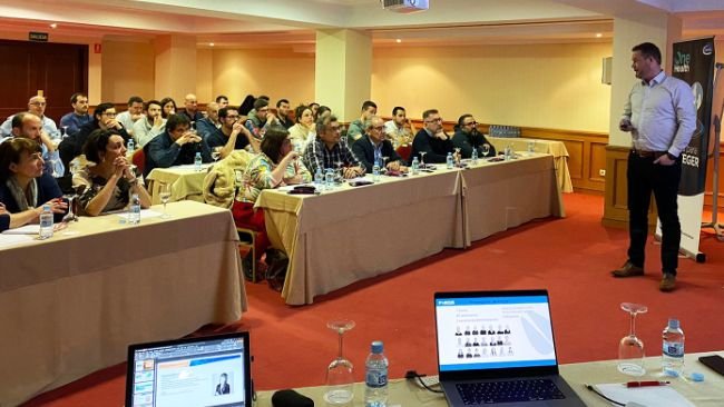 Michael Agerley se dirige a los asistentes.