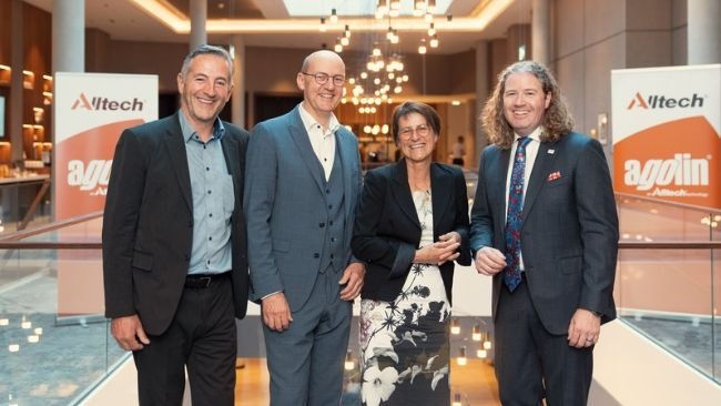 De izquierda a derecha: Michael Roe (director comercial de Agolin), Kurt Schaller (director general de Agolin), Beatrice Zweifel (directora técnica de Agolin) y el Dr. Mark Lyons (presidente y CEO de Alltech).