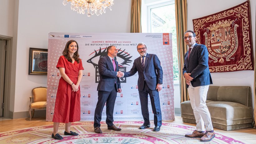 Lucia García Toledano, consejera de Agricultura, Pesca y Alimentación; Raúl García, presidente de ASICI; Ricardo Martínez Vázquez, embajador de España en Alemania; y Jesús Pérez Aguilar, director de comunicación de ASICI.