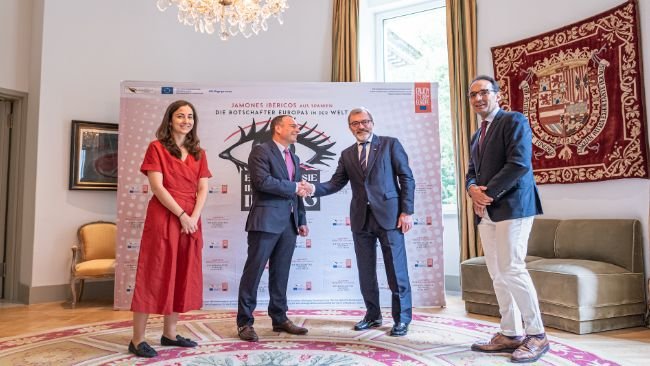 Lucia García Toledano, consejera de Agricultura, Pesca y Alimentación; Raúl García, presidente de ASICI; Ricardo Martínez Vázquez, embajador de España en Alemania; y Jesús Pérez Aguilar, director de comunicación de ASICI.