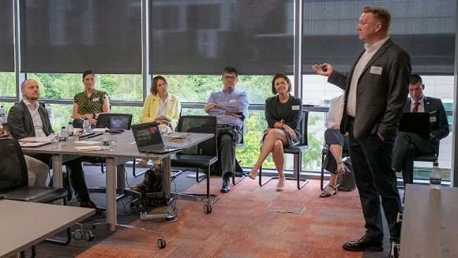 Jamie Brannan, Vicepresidente Ejecutivo y Presidente de Operaciones Internacionales y Acuicultura de Zoetis, en una presentación a los periodistas.